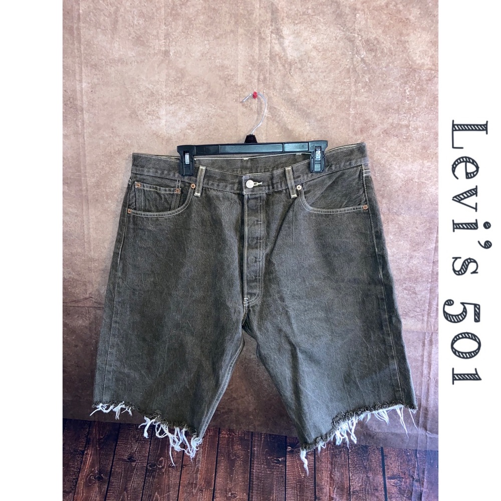 Levi 501 Button Fly 90’s Y2K Distressed Jean Jort with Frayed Hem-waist size 40